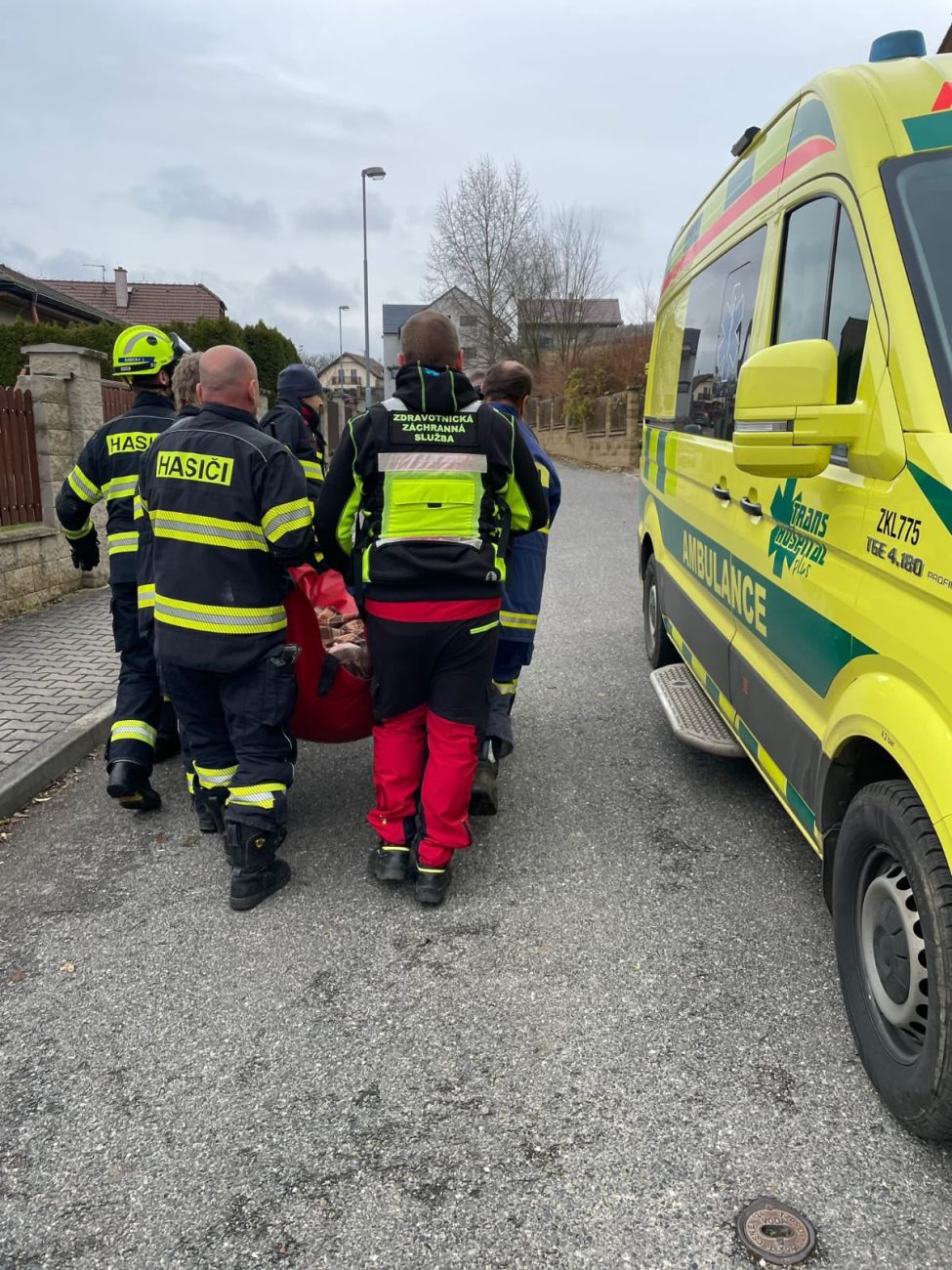 Hasiči a záchranáři přenášeli 300 kilogramů vážícího pacienta. Foto: THP