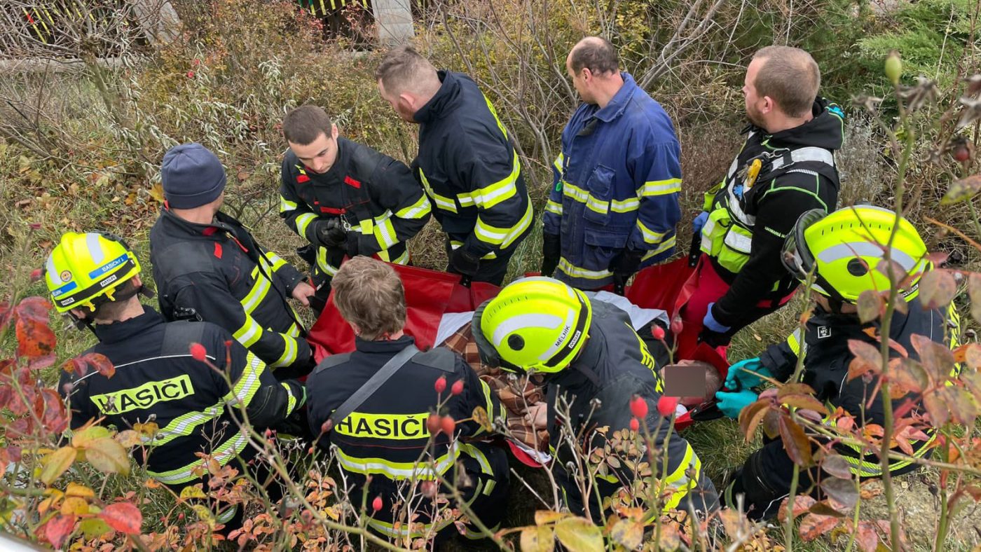 Hasiči a záchranáři přenášeli 300 kilogramů vážícího pacienta. Foto: THP