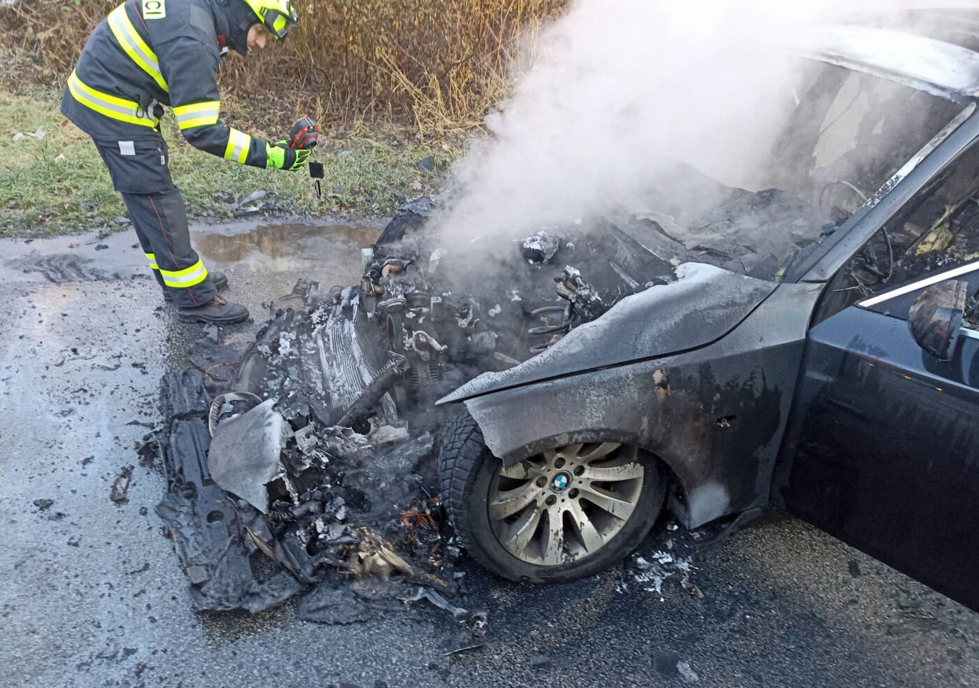 Požár BMW u Děbolína. Foto: HZS