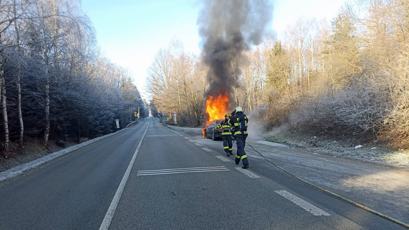 Požár BMW u Děbolína. Foto: HZS