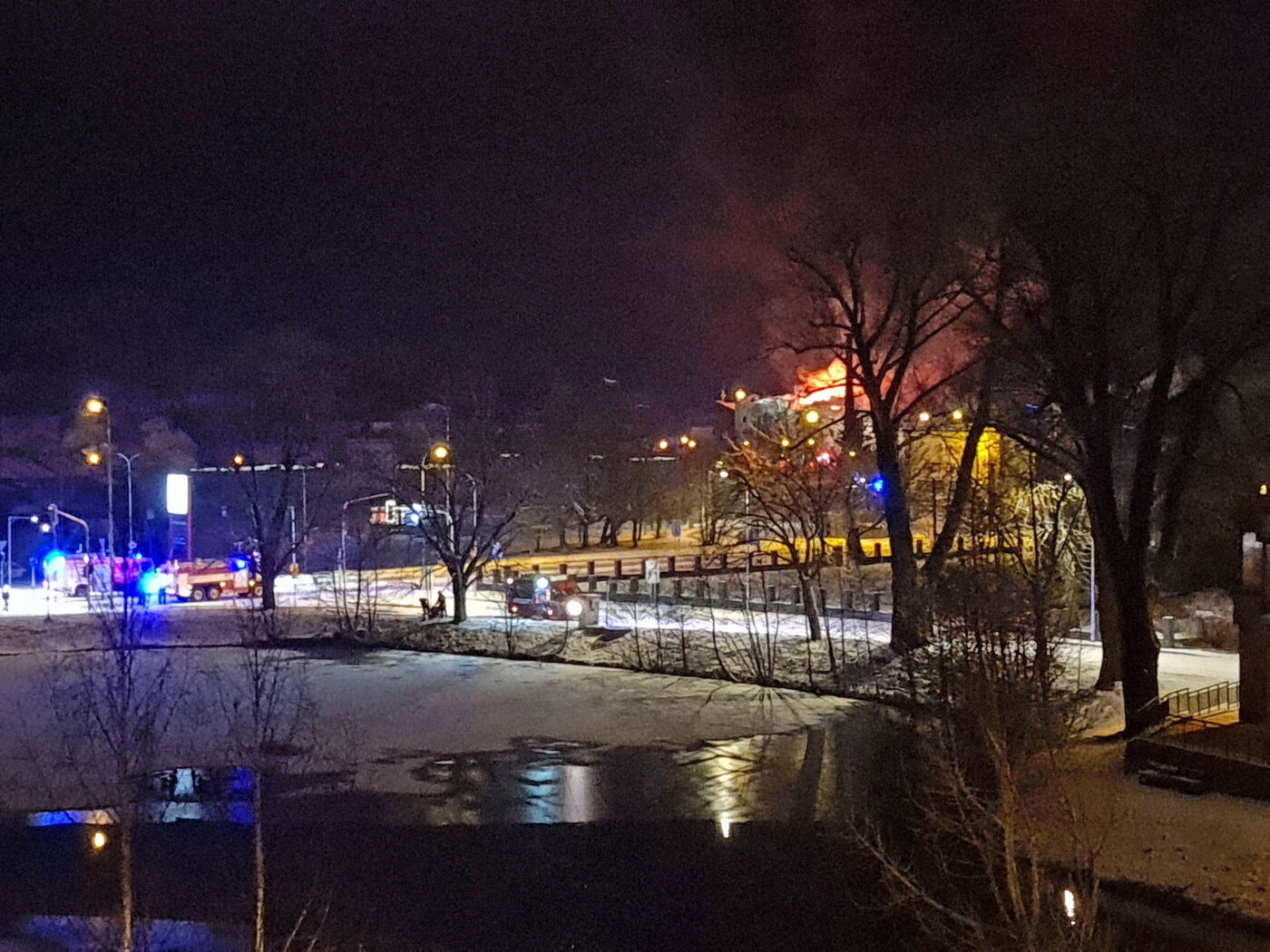 Požár omezuje provoz v okolí kasáren. Foto: Matyáš Volf