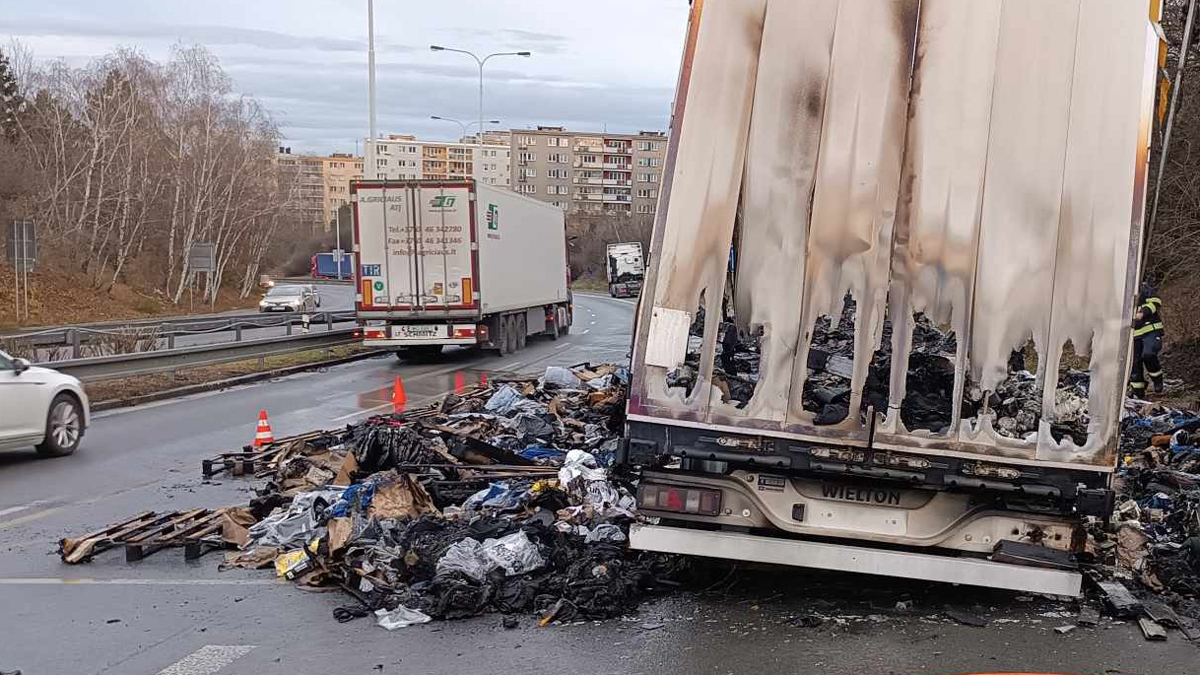 Požár kamionu v Praze, ulici 5. května. Foto: HZS