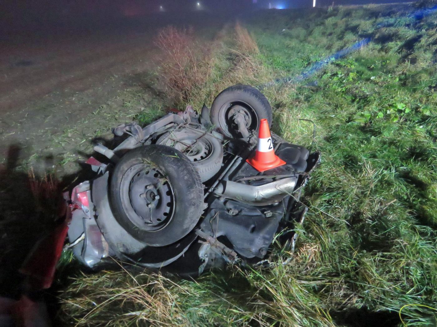 Tragická nehoda na Hradecku. Auto se rozpůlilo o strom. Foto: PČR