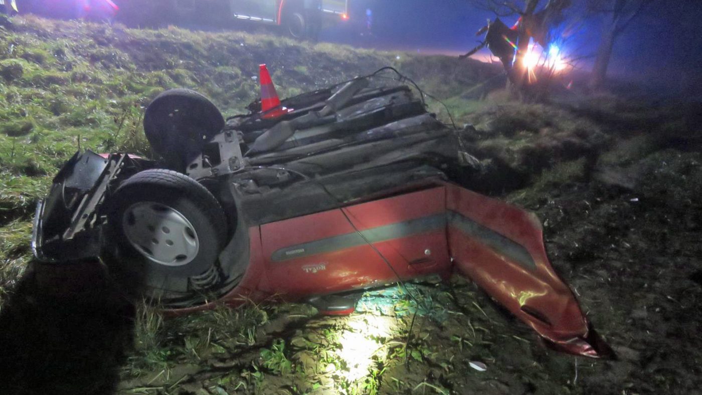 Tragická nehoda na Hradecku. Auto se rozpůlilo o strom. Foto: PČR