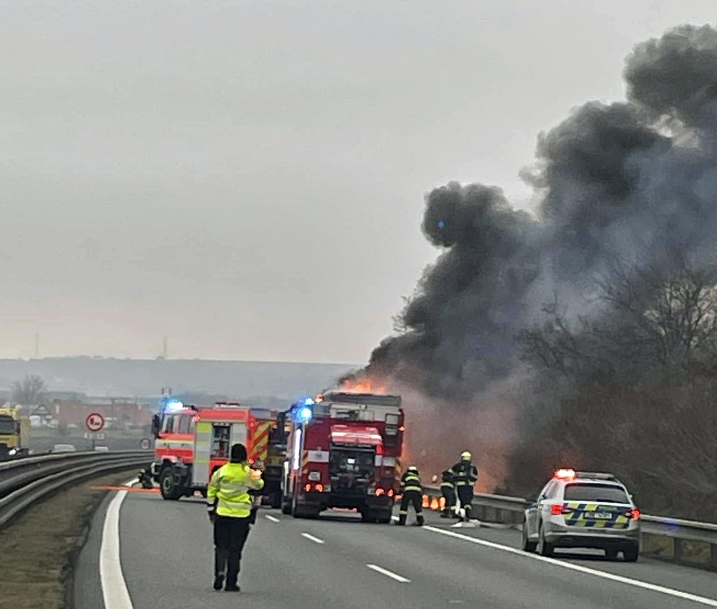 Na dálnici D1 u Tvarožné hořel kamion. Foto: Adam Kment