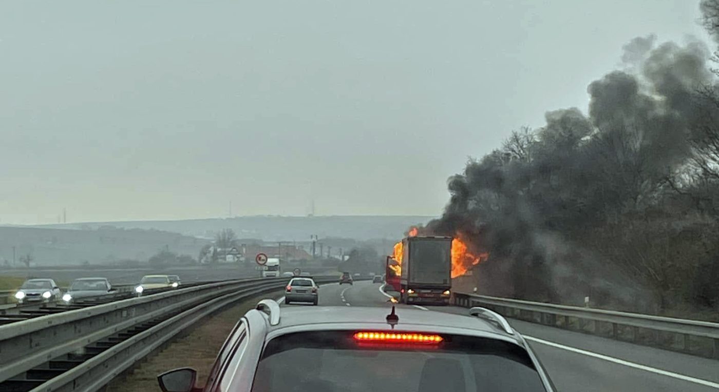 Na dálnici D1 u Tvarožné hořel kamion. Foto: Adam Kment