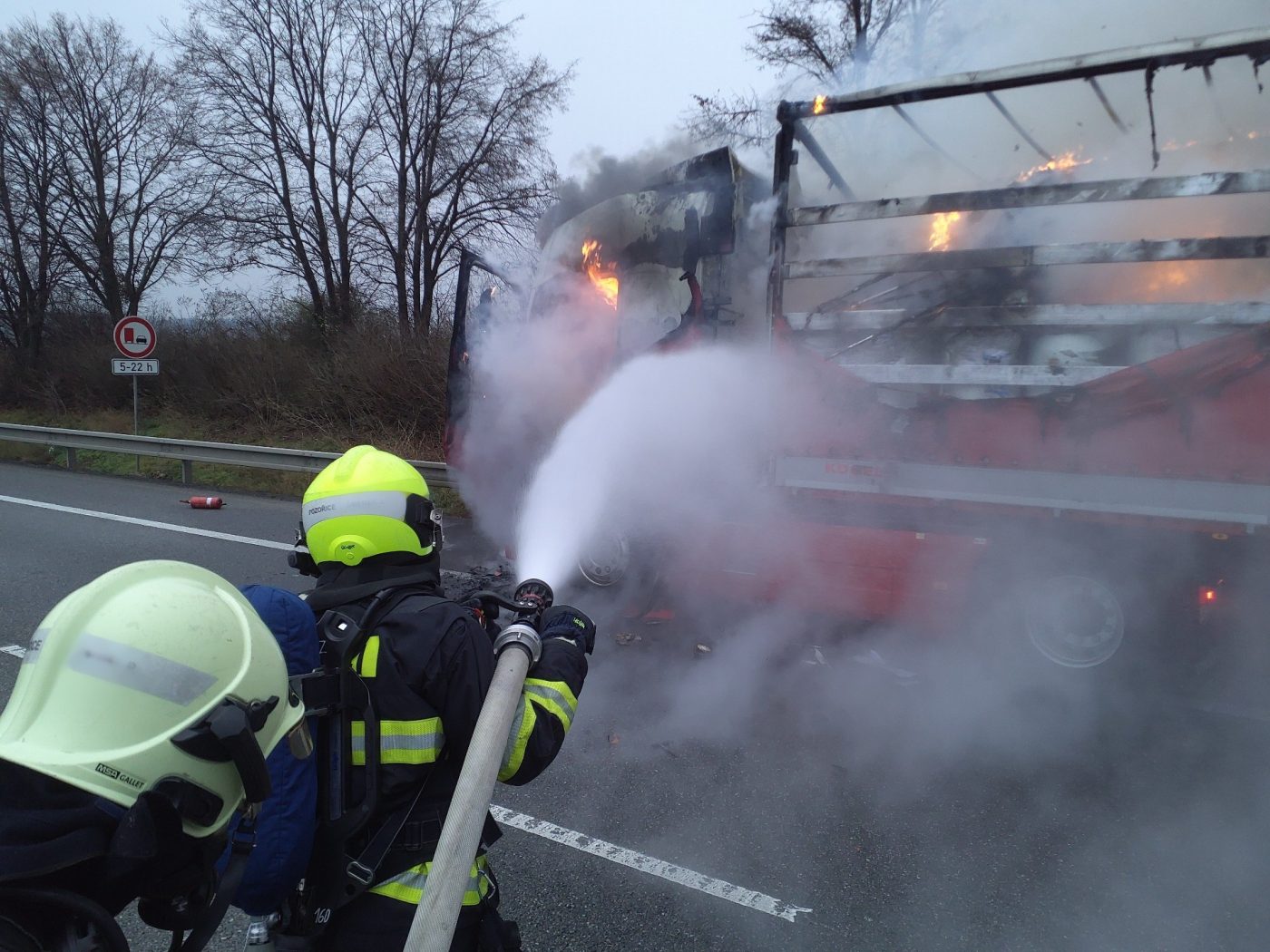 Na dálnici D1 u Tvarožné hořel kamion. Foto: HZS