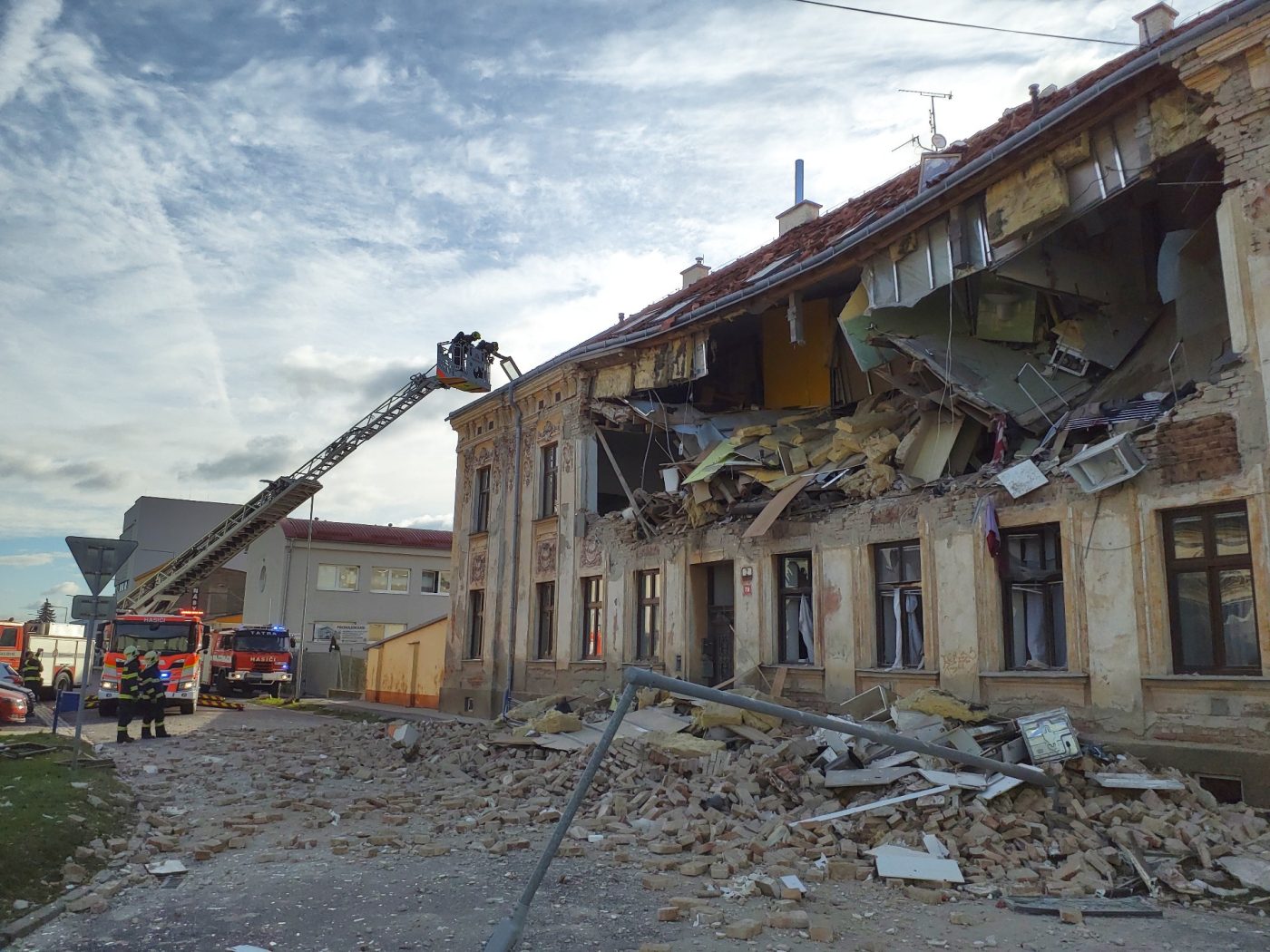 Výbuch bytového domu ve Znojmě. Foto: HZS