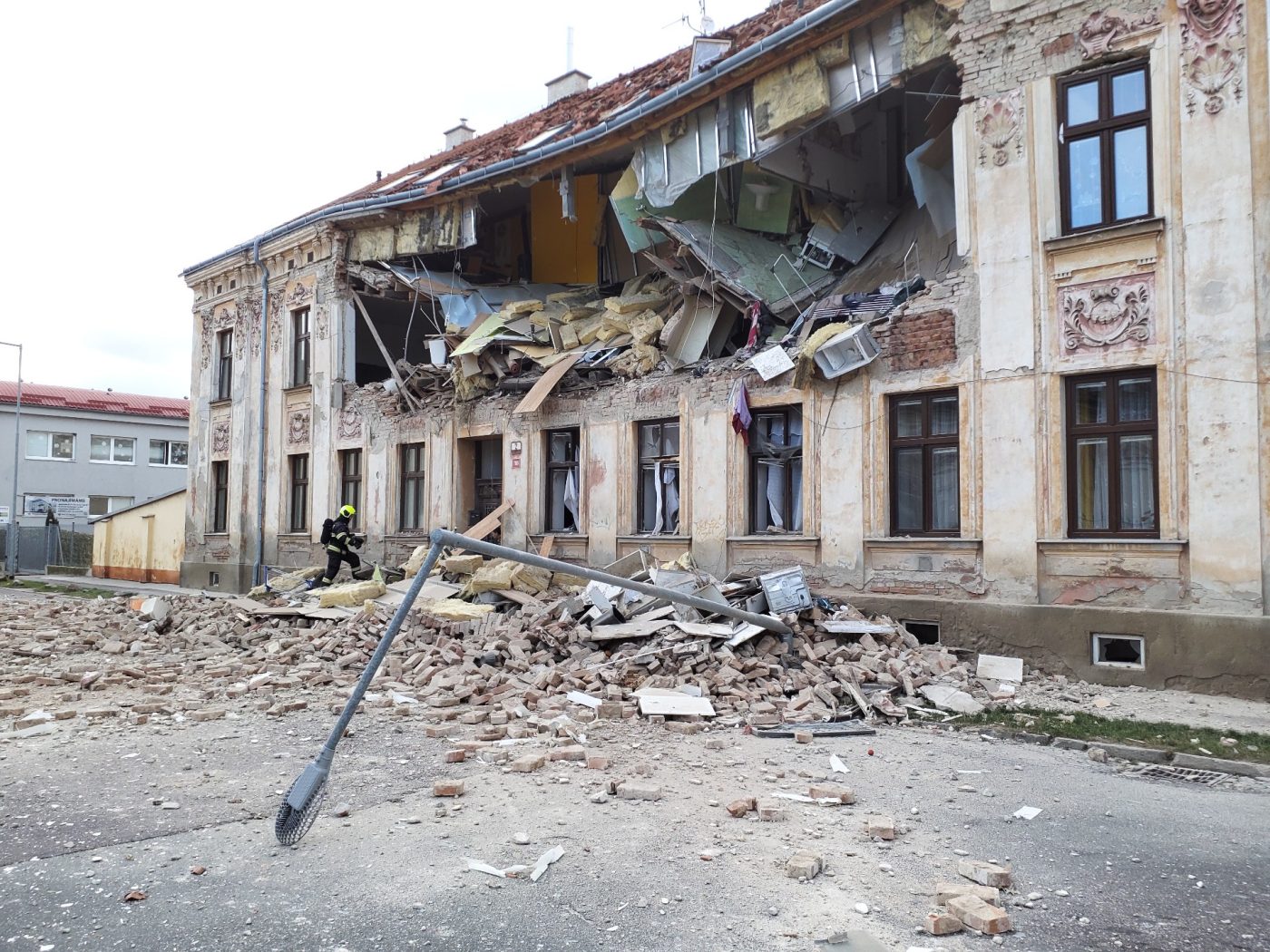 Výbuch bytového domu ve Znojmě. Foto: HZS