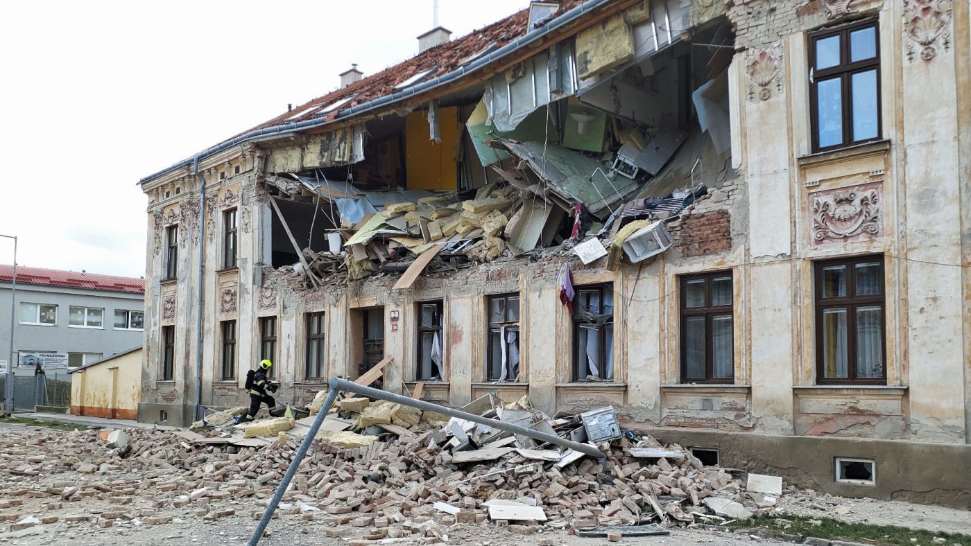 Výbuch bytového domu ve Znojmě. Foto: HZS