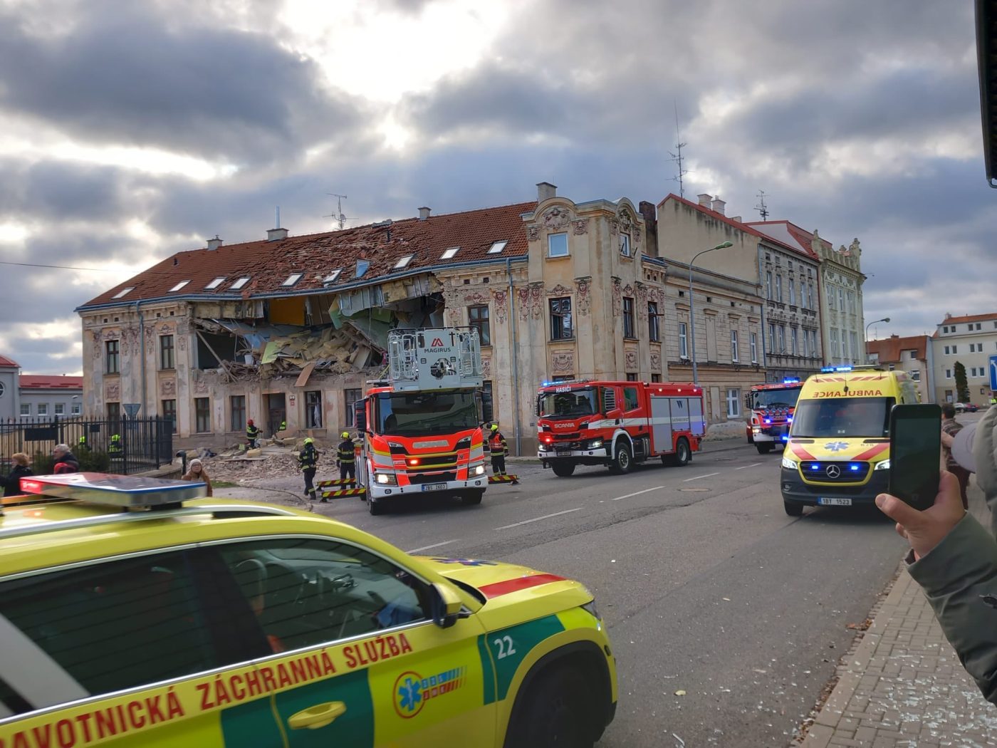 Výbuch bytového domu ve Znojmě. Foto: ZZS