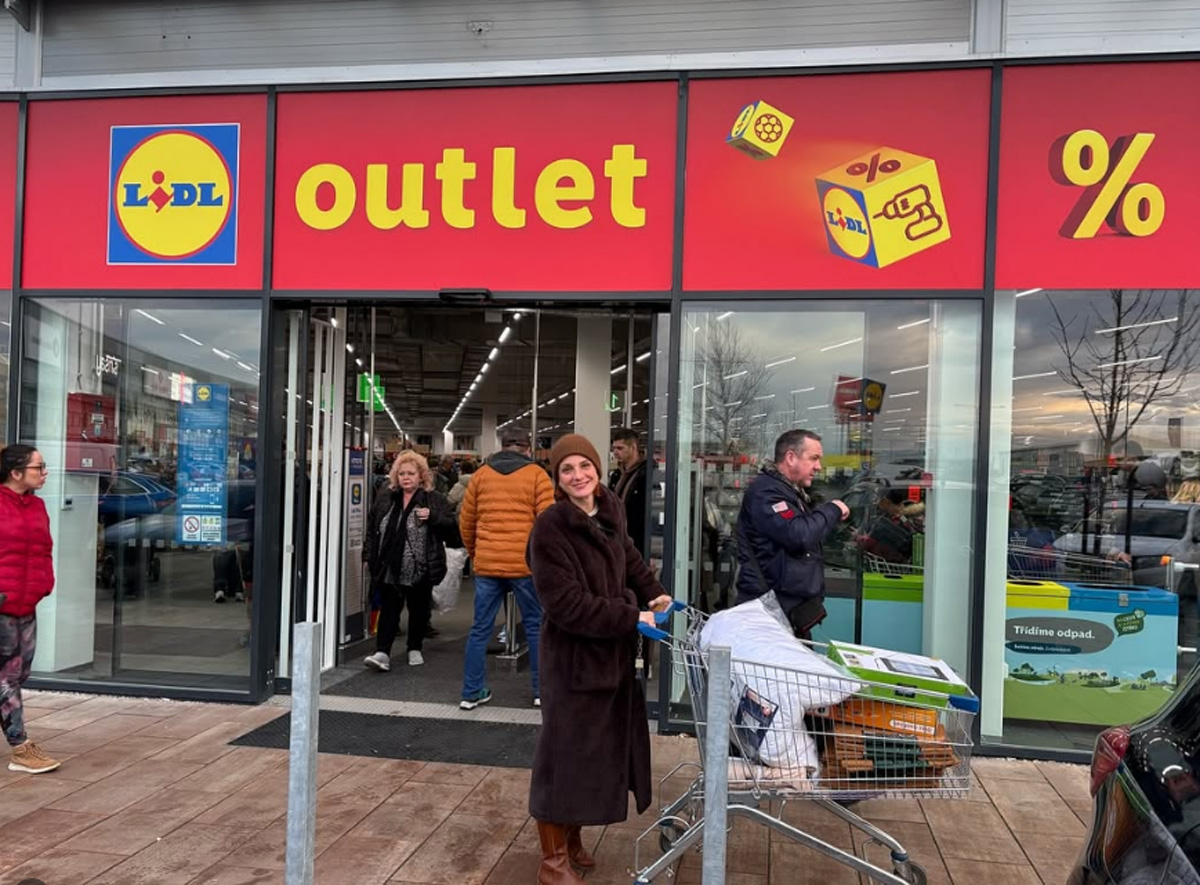 Michaela Maurerová nakoupila v Lidl outletu plný vozík.