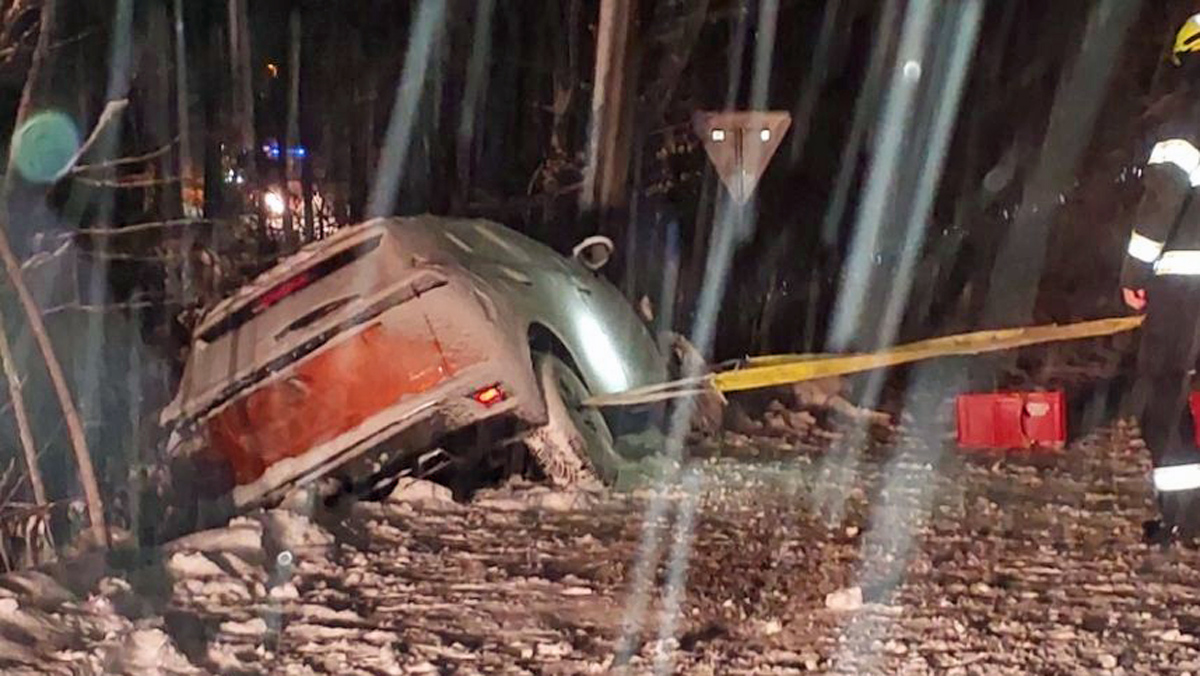 V Mistrovicích tahali hasiči auto ze sněhu nad svahem. Foto: HZS