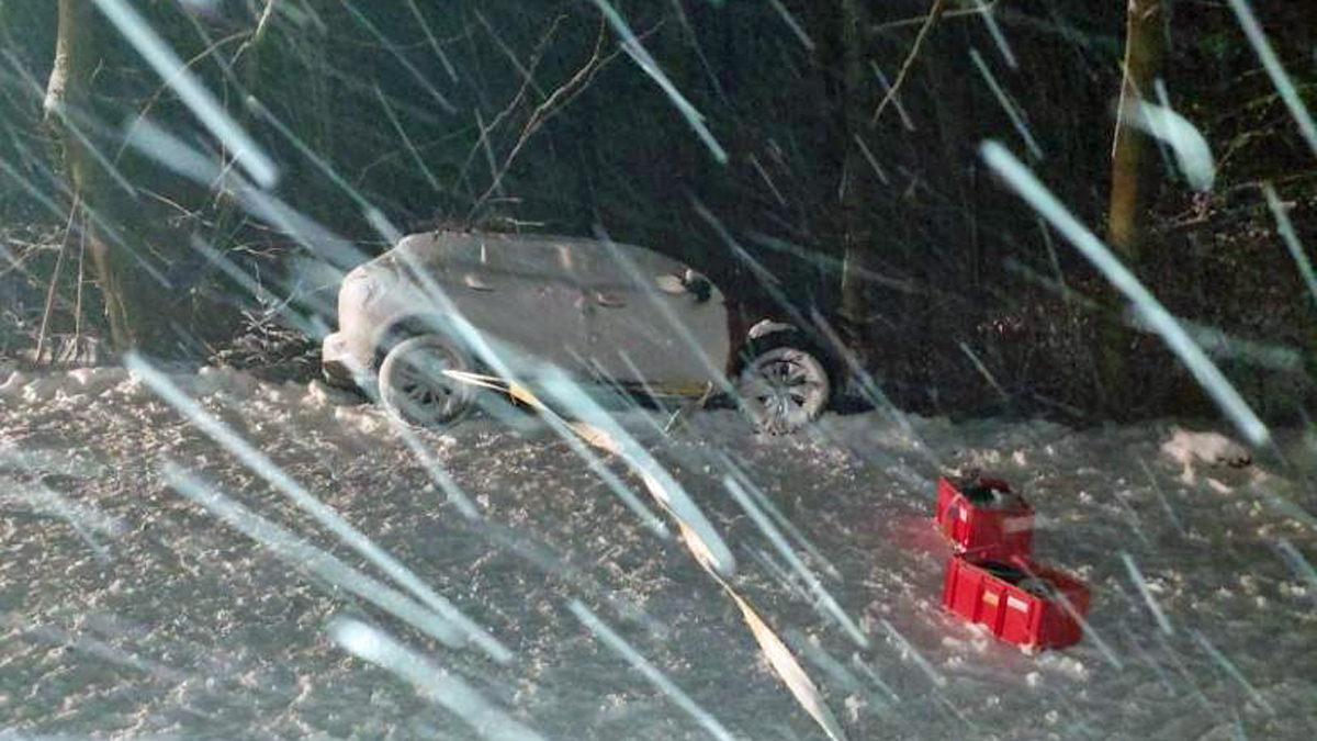 V Mistrovicích tahali hasiči auto ze sněhu nad svahem. Foto: HZS