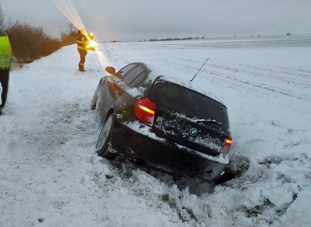 Ráno v Ostřesanech uvízla řidička s BMW v závěji. Foto: HZS