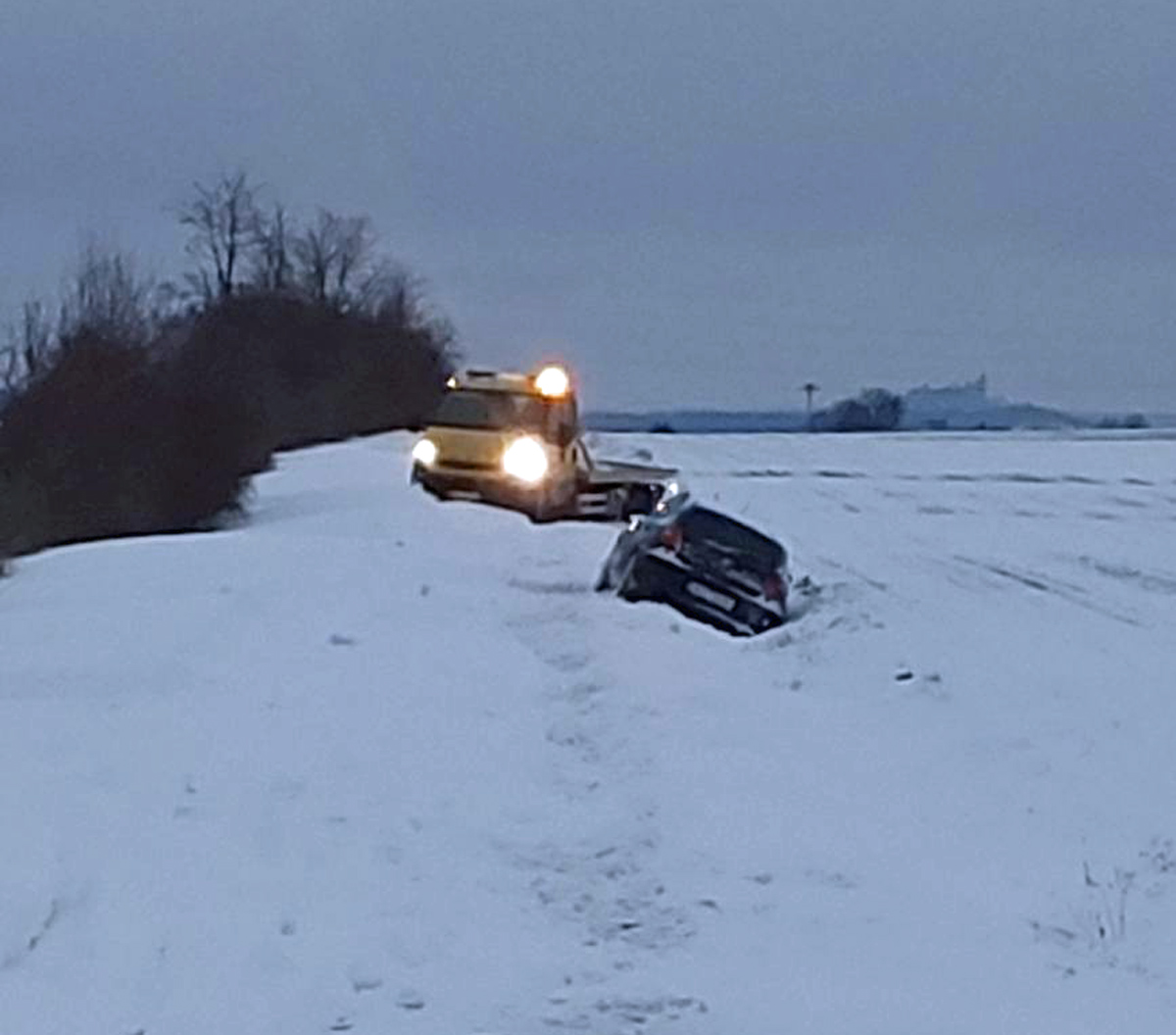 Ráno v Ostřesanech uvízla řidička s BMW v závěji. Foto: HZS