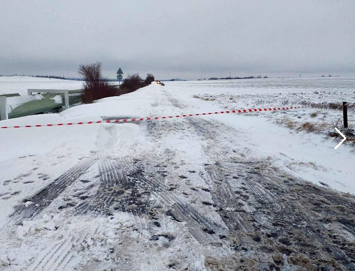 Ráno v Ostřesanech uvízla řidička s BMW v závěji. Foto: HZS