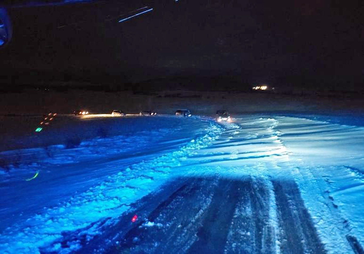 Na silnici z Přelouče na Štěpánov ve sněhu uvízlo 6 aut. Foto: HZS