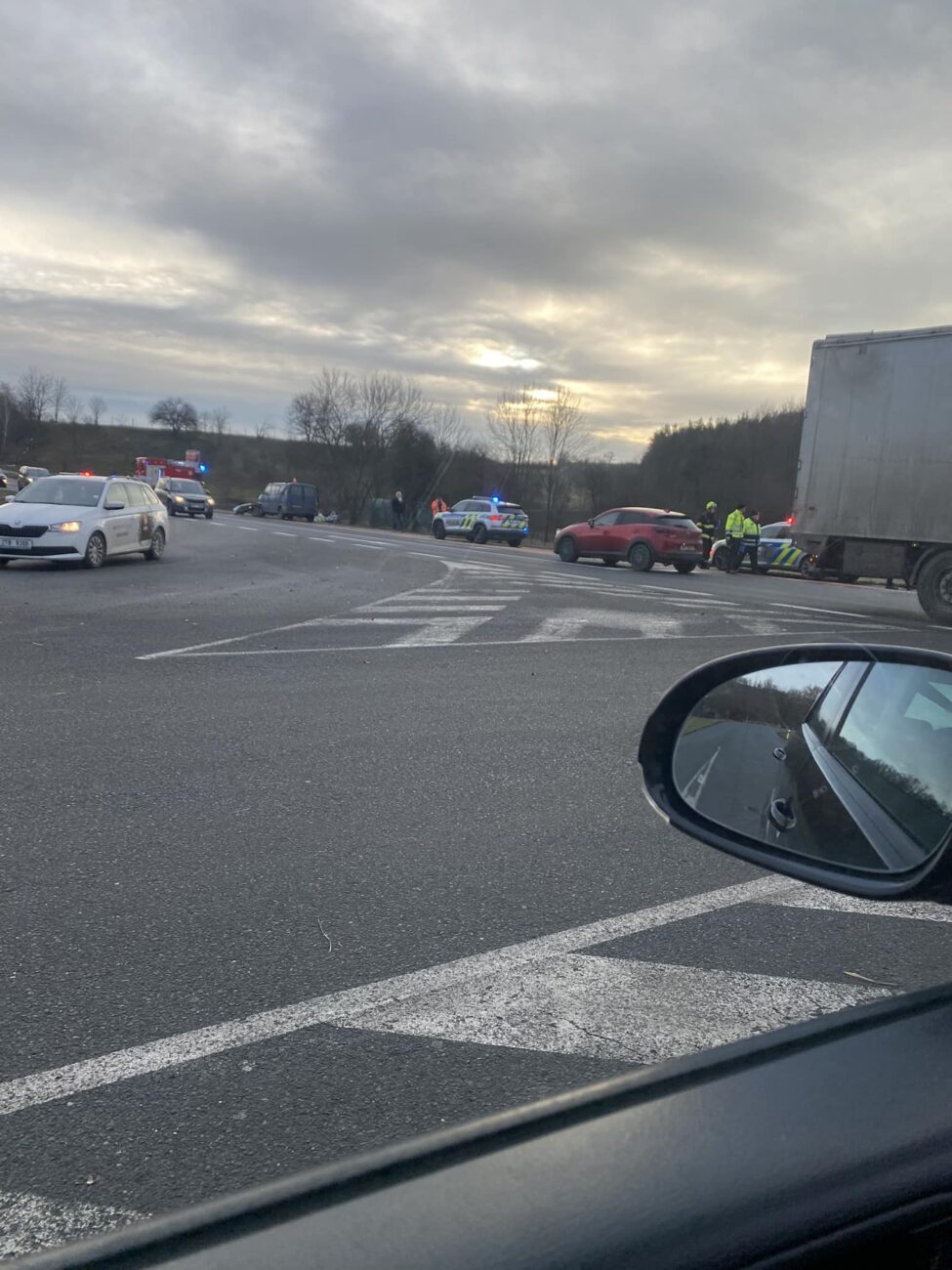 Nehoda policejního vozu u Přistoupimi. Foto: PČR