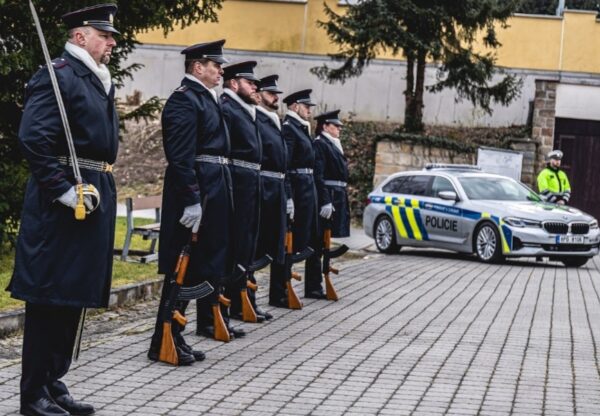 Policisté pohřbili svého zemřelého kolegu. Foto: PČR
