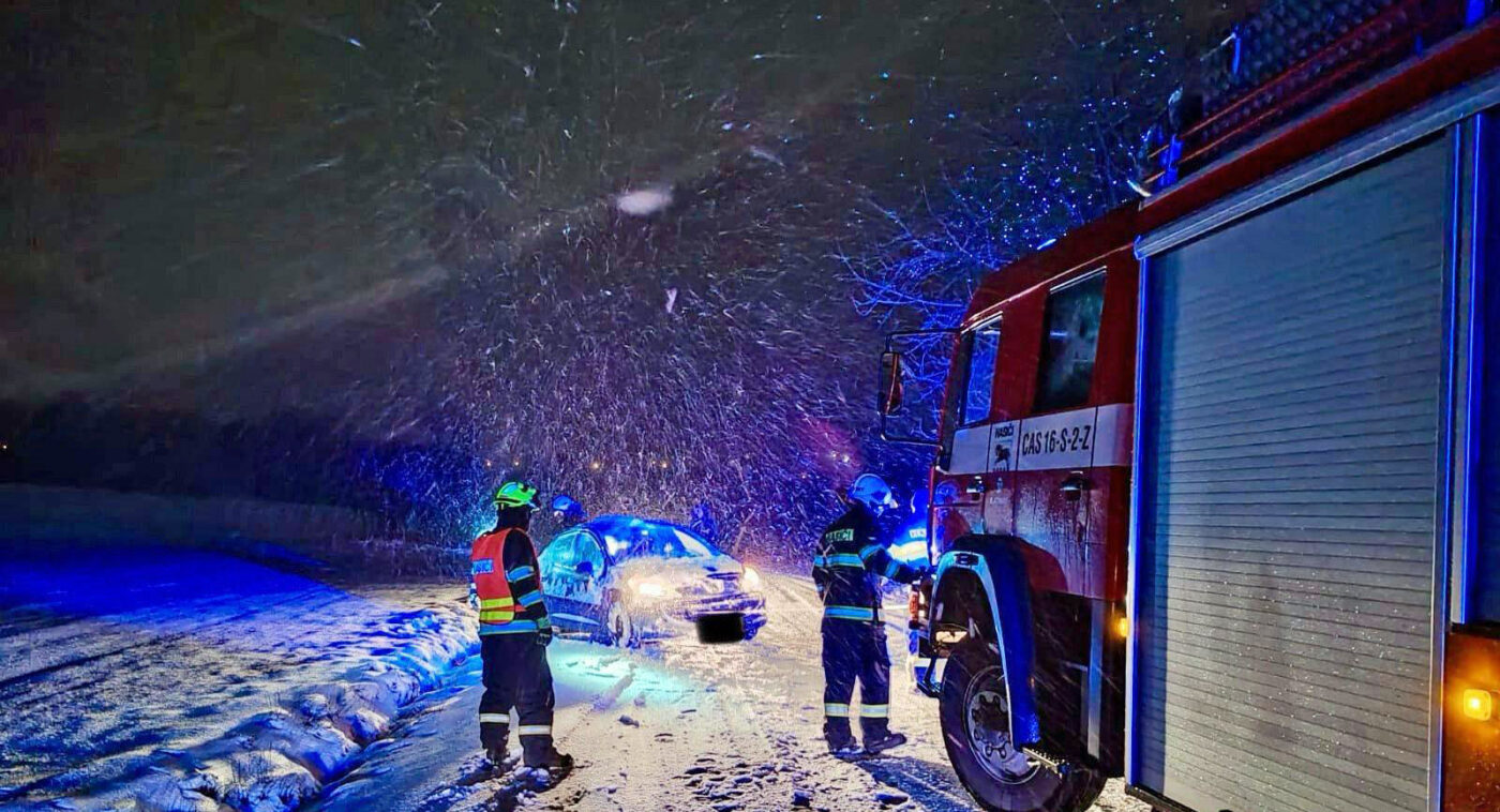 Auta zapadla také v Trpišově. Foto: HZS