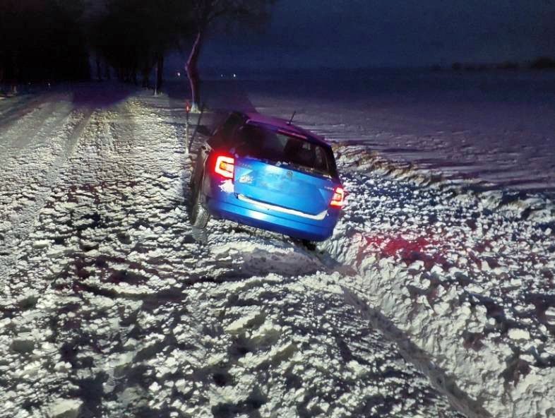 Zapadlé auto u Vračovic-Orlova. Foto: HZS