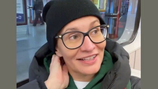 Monika Absolonová v metru.