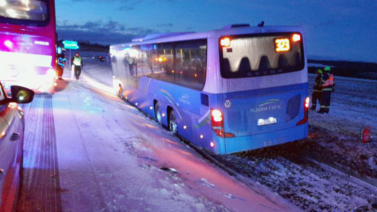 Nehoda autobusu u Všerub. Foto: HZS