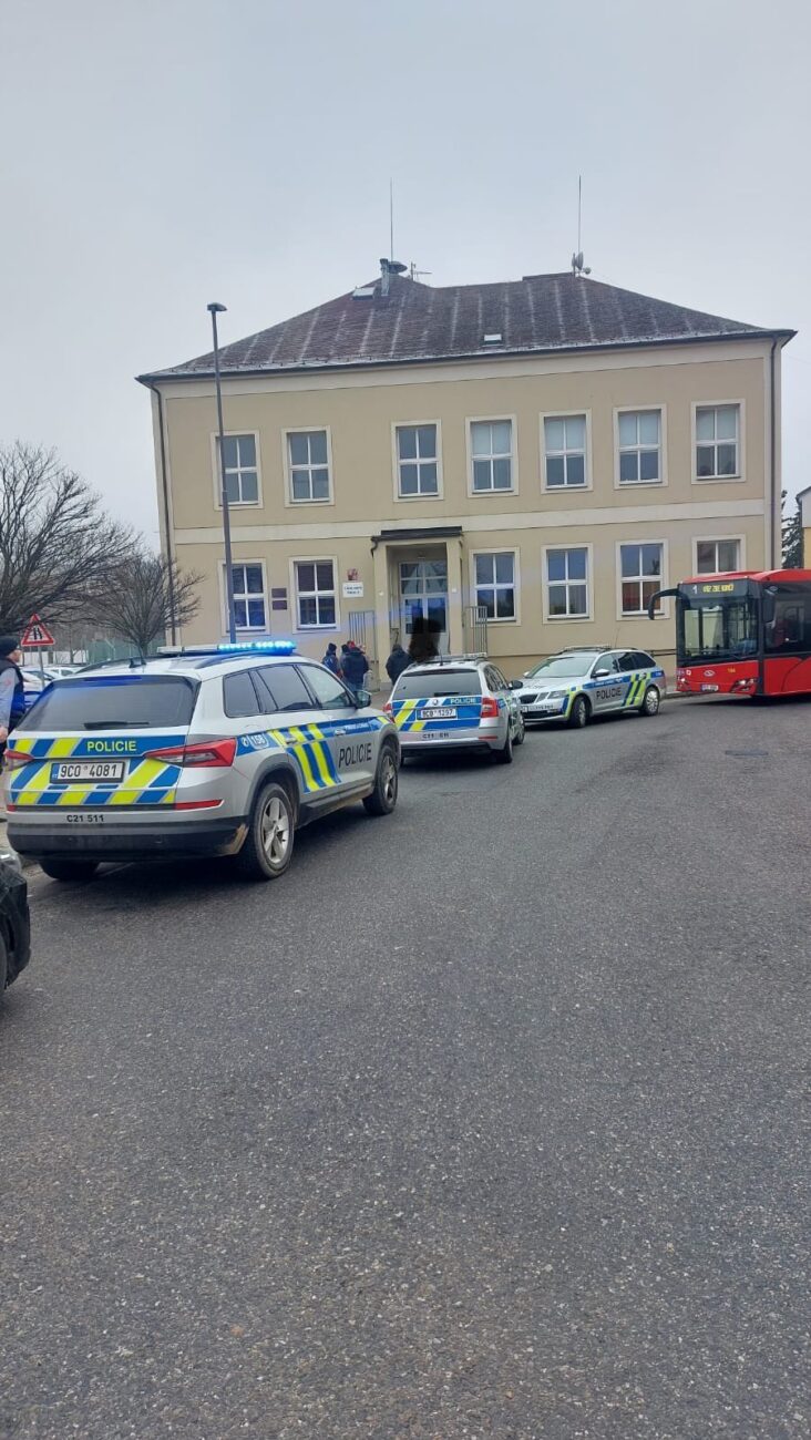 Policie zasahuje u ZŠ Rudolfov v Českých Budějovicích.