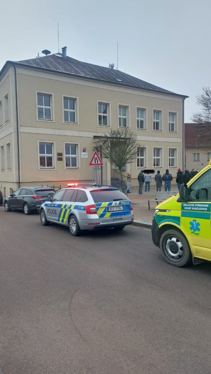 Policie zasahuje u ZŠ Rudolfov v Českých Budějovicích.