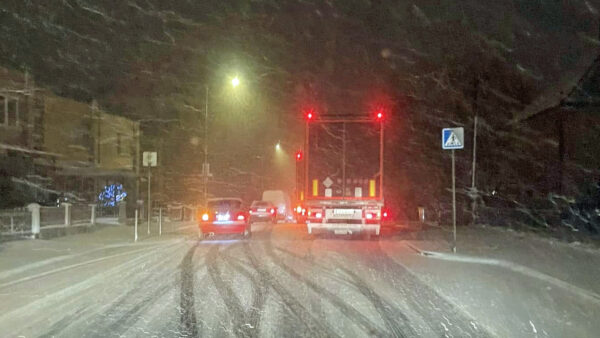 Za Frýdlantem v sobotu večer uvízly kamiony. Foto: Václav Kudělka
