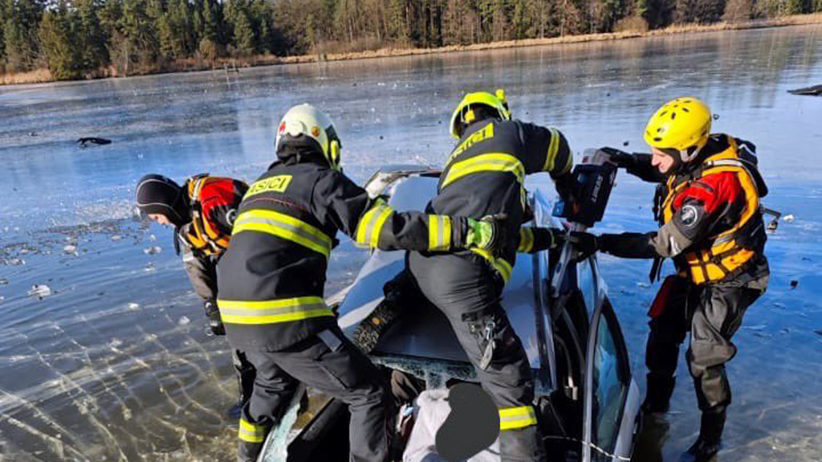 Tragická nehoda u Hluboké nad Vltavou. Foto: HZS