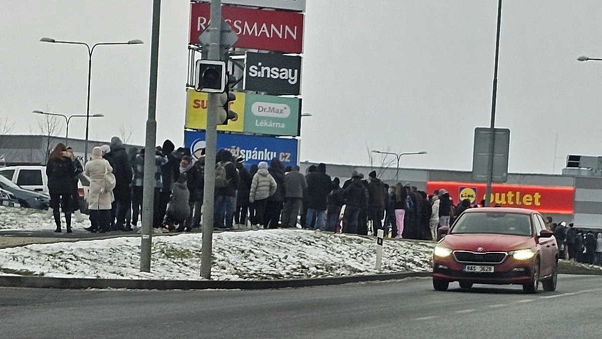 Fronta lidí před outletem Lidlu. Zdroj: Tomáš Prchal