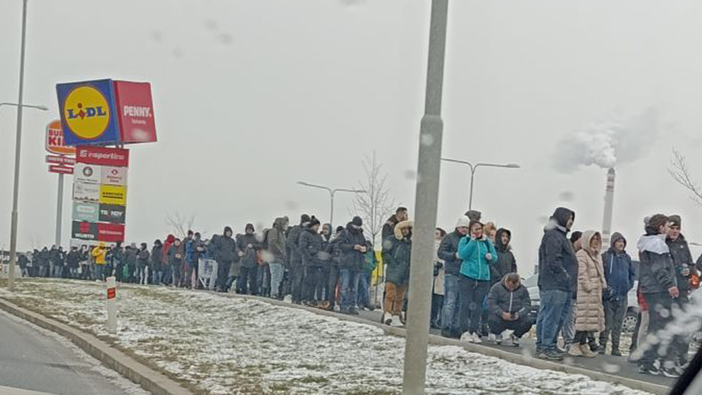 Fronta lidí před outletem Lidlu. Zdroj: Lucie Veselá