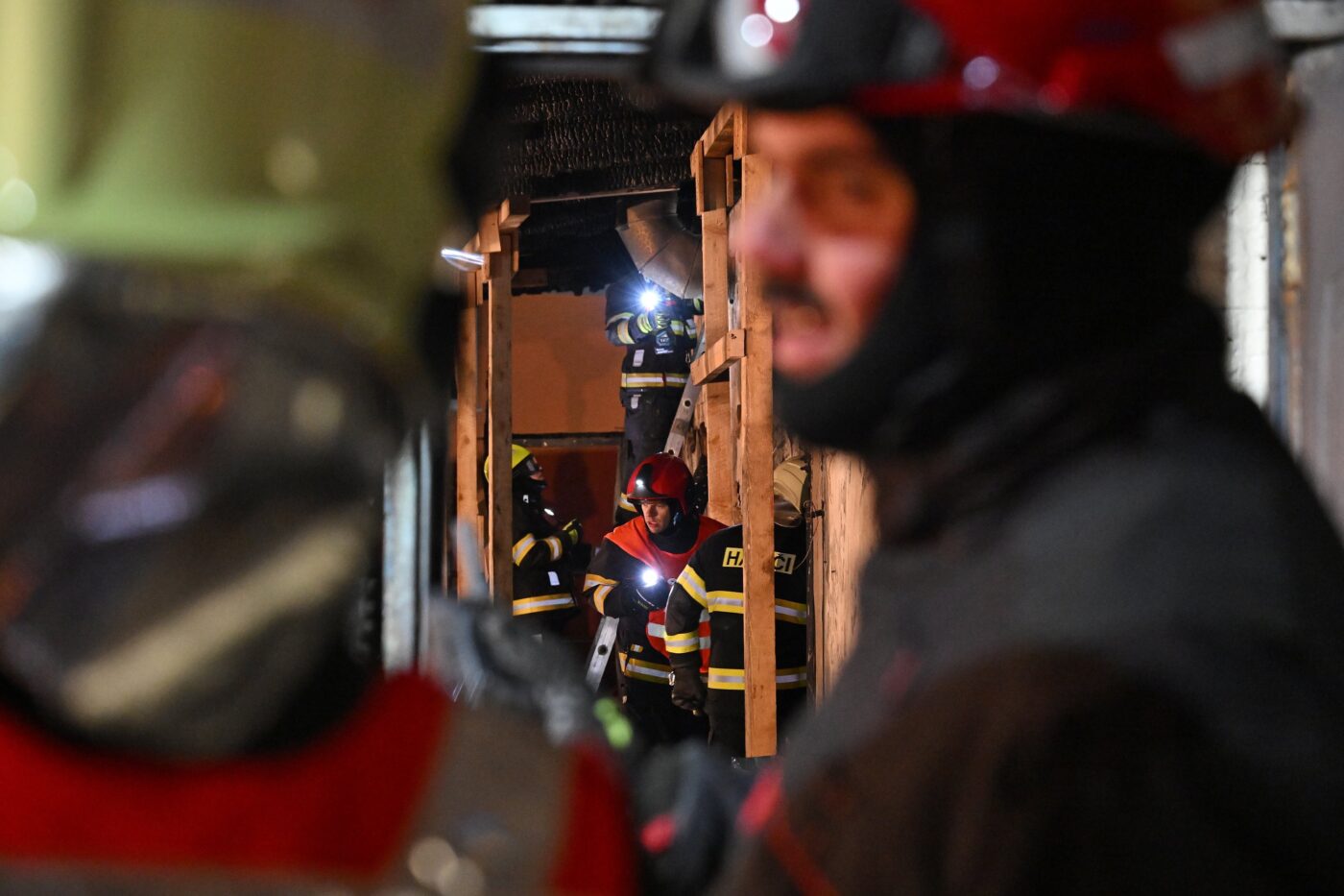 Hasiči a kriminalisté vyšetřují i v úterý příčiny požáru v Mostě. Foto: HZS