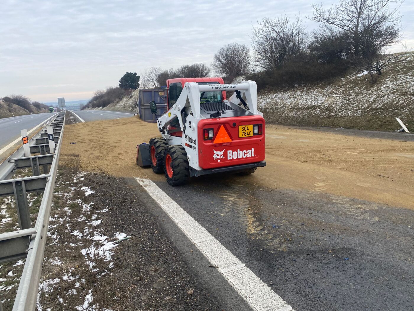 Odklízení následků nehody na dálnici D7. Foto: HZS