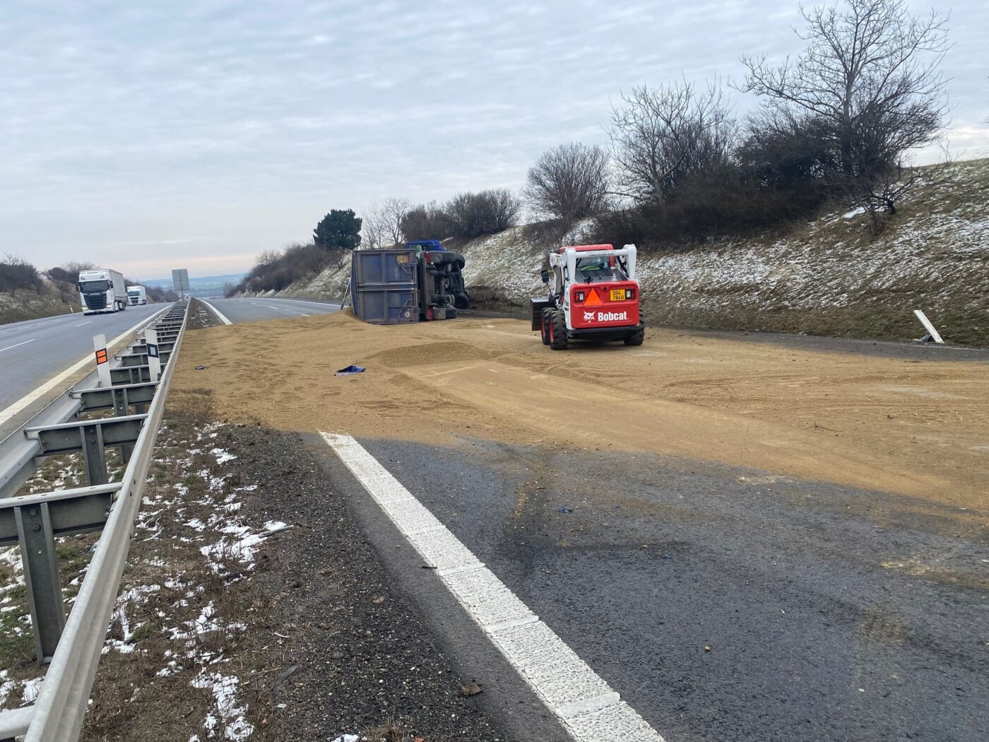 Odklízení následků nehody na dálnici D7. Foto: HZS