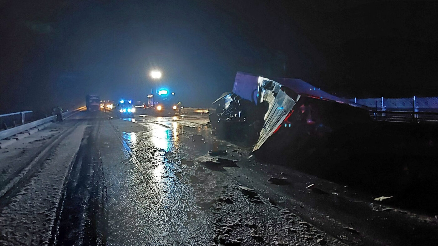 Nehoda kamionu na dálnici D1. Foto: HZS