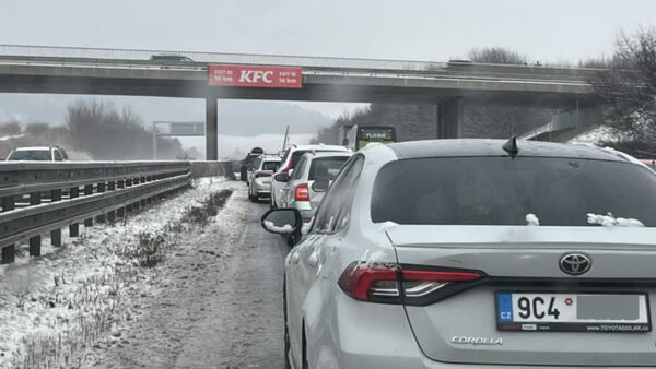 Kolona na dálnici D5 před nehodou. Foto: Tomáš Bertók