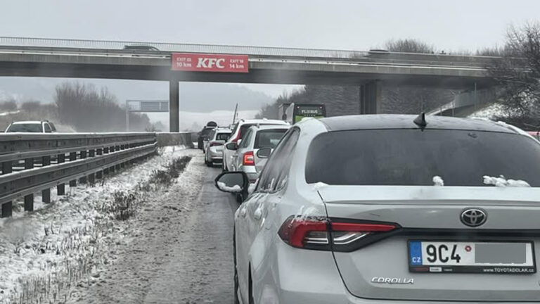 Kolona na dálnici D5 před nehodou. Foto: Tomáš Bertók