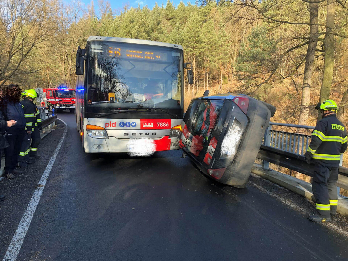 Nehoda autobusu u Křenovic. Foto: HZS