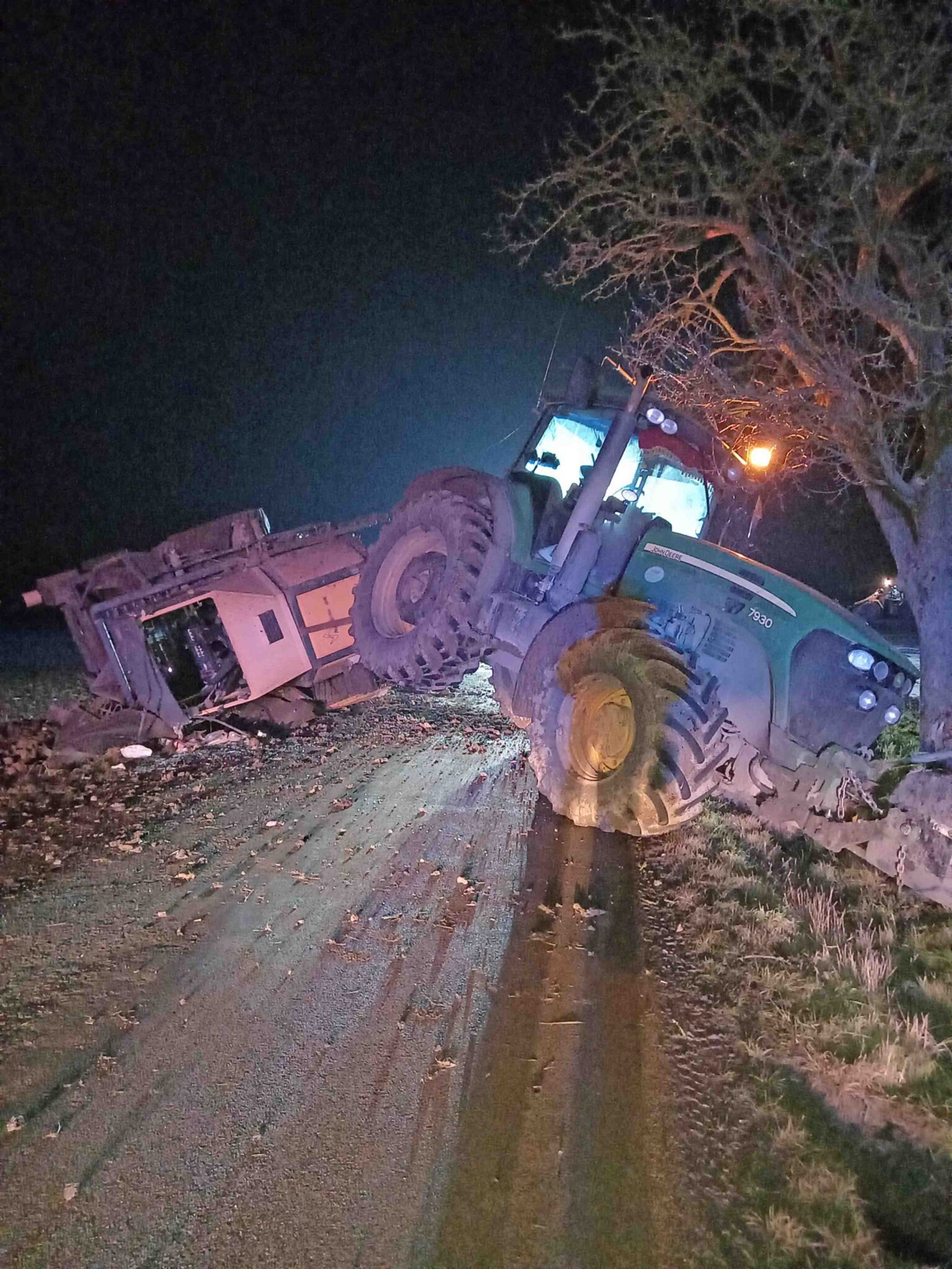 Nehoda traktoru nedaleko Hořic. Foto: HZS