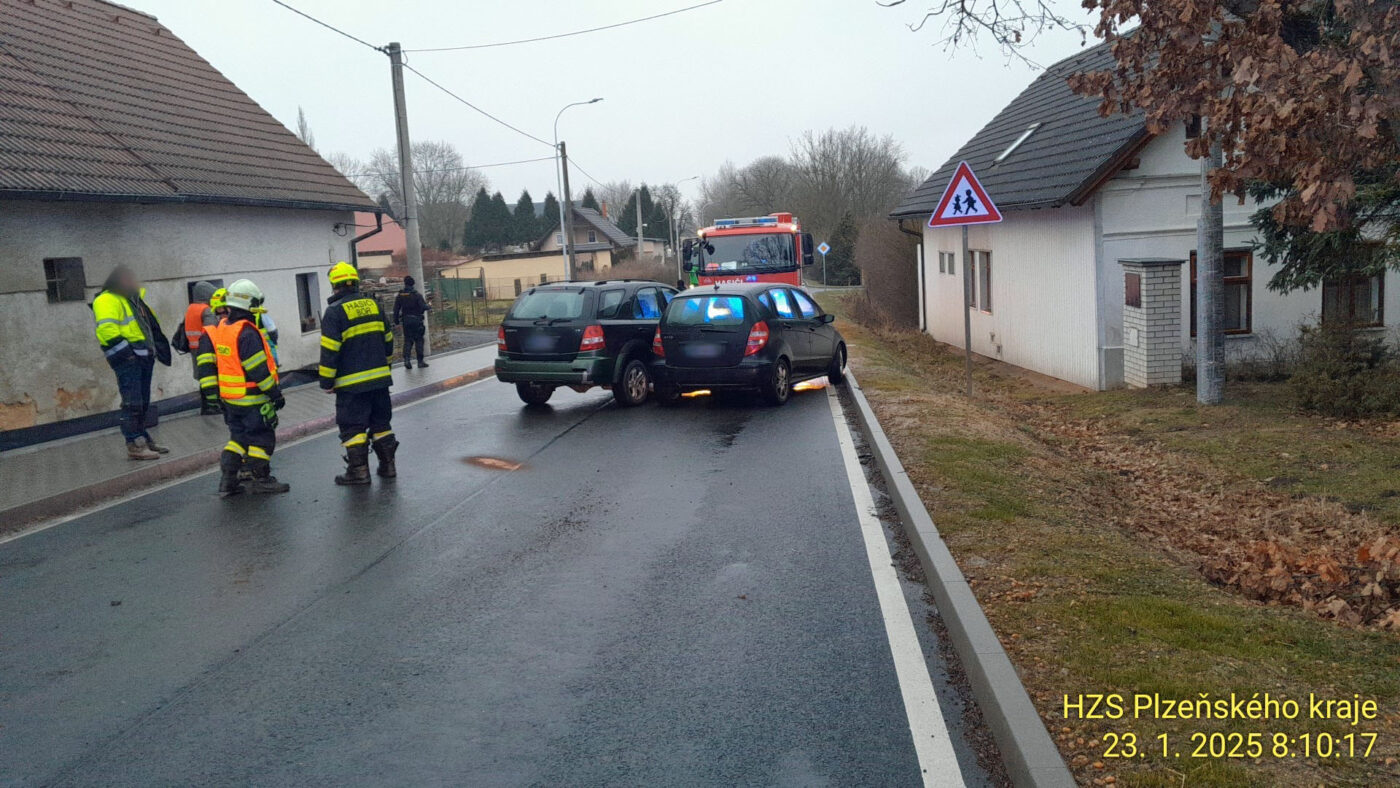 Nehoda dvou aut v obci Čečkovice. Foto: HZS