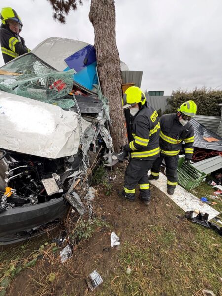 Vážná nehoda dodávky v Dolních Beřkovicích na Mělnicku.