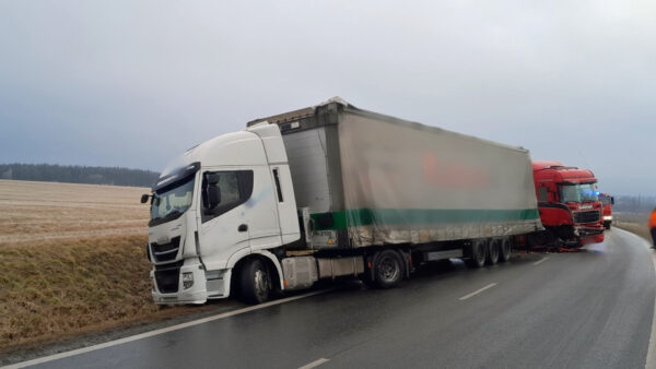 U Čečkovic také bourali dva kamiony. Foto: HZS