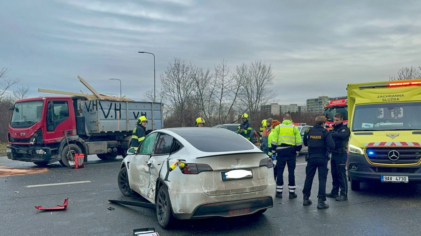 Nehoda na Kunratické spojce v Praze. Foto: HZS