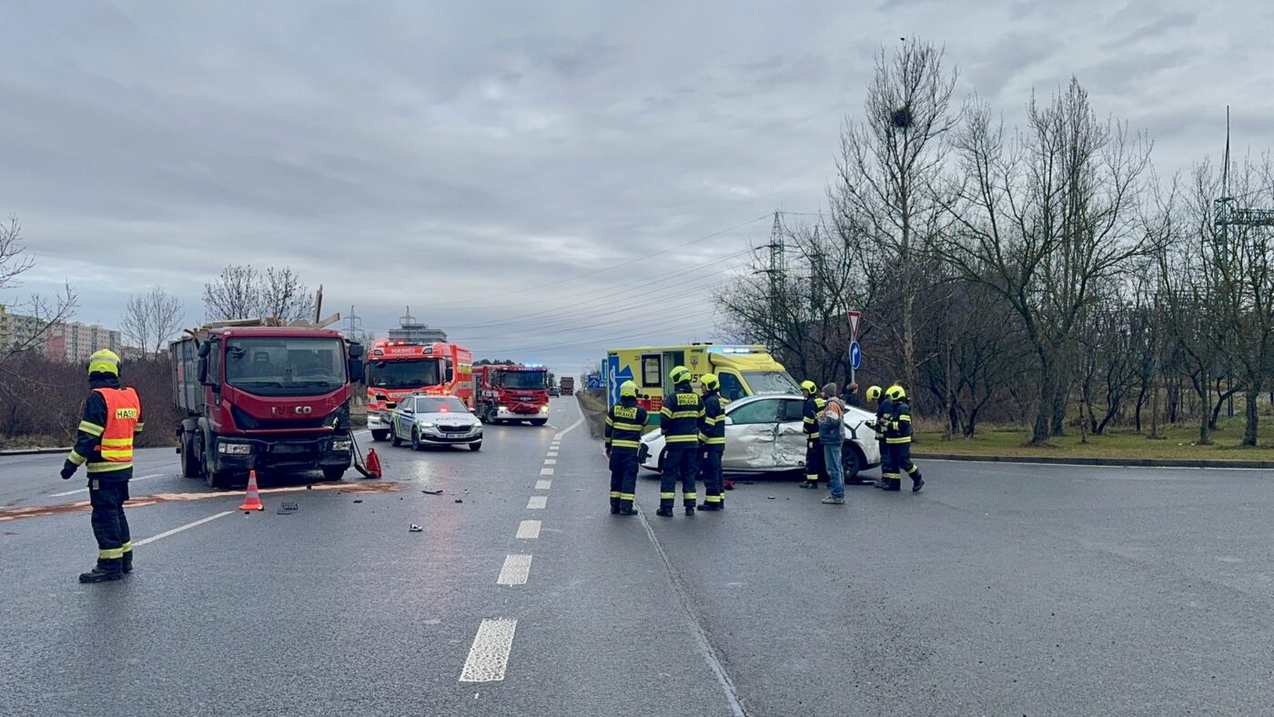 Nehoda na Kunratické spojce v Praze. Foto: HZS