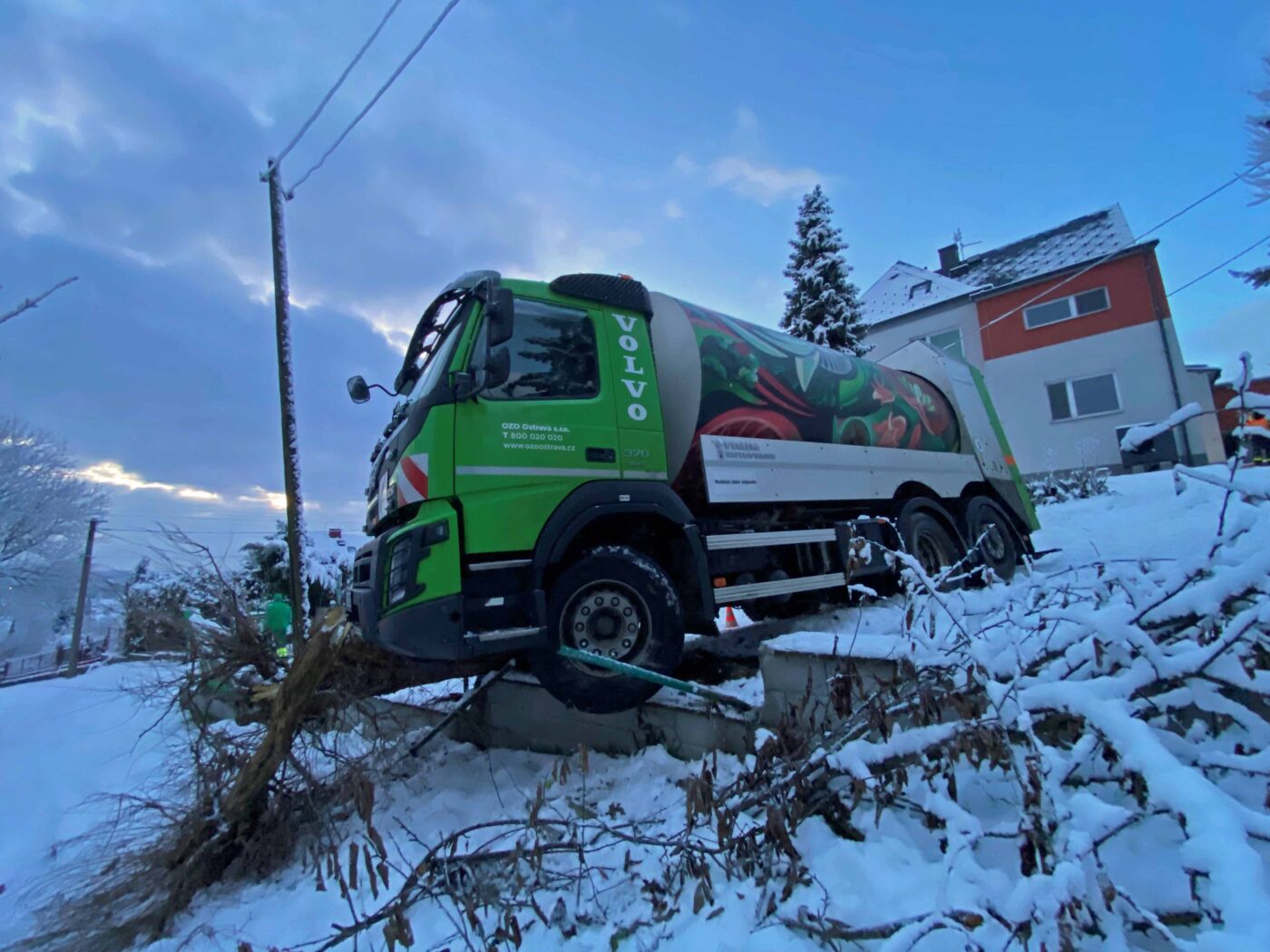 Nehoda nákladního vozu v Ostravě. Foto: HZS