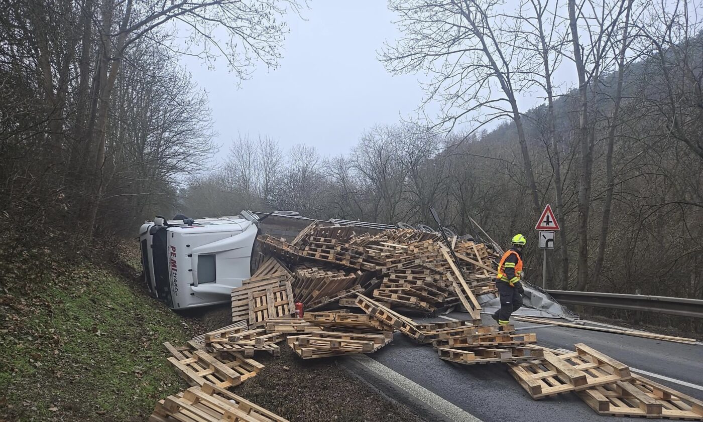 Náklaďák se převrátil napříč silnicí. Foto: HZS