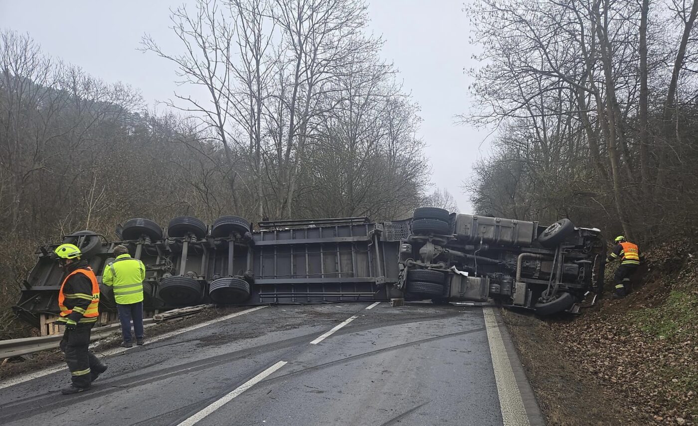 Náklaďák se převrátil napříč silnicí. Foto: HZS